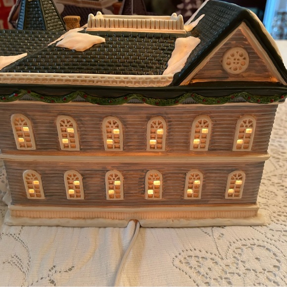 Village Square Lighted Victorian House - Picture 5 of 11